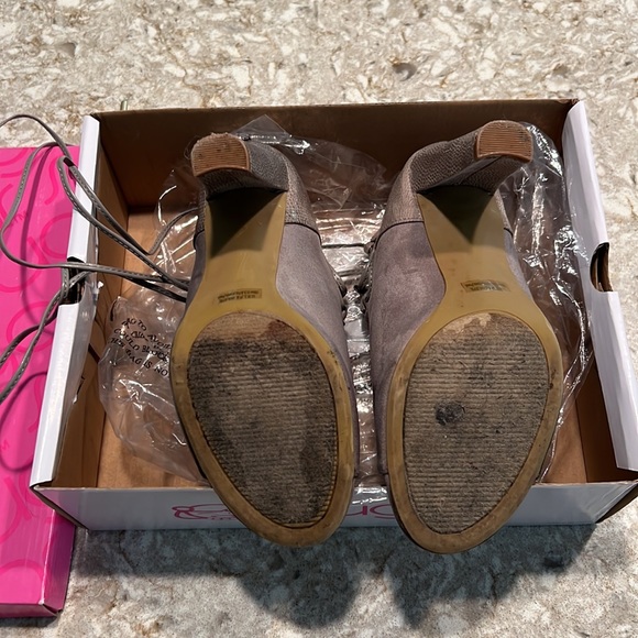 Women’s lace up gray heels - Picture 5 of 8